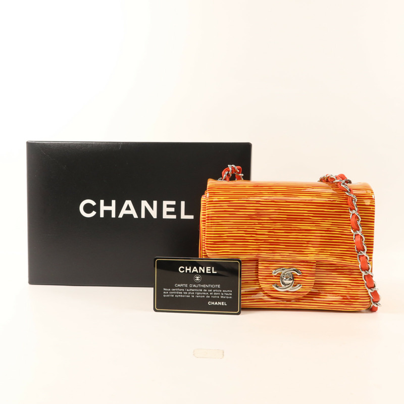 CHANEL 漆皮皮革Mini Classic 17銀扣鏈帶肩背袋-9