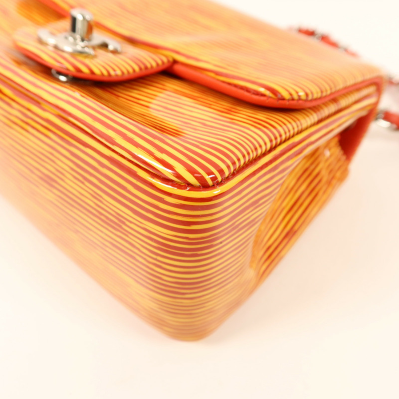 CHANEL 漆皮皮革Mini Classic 17銀扣鏈帶肩背袋-11