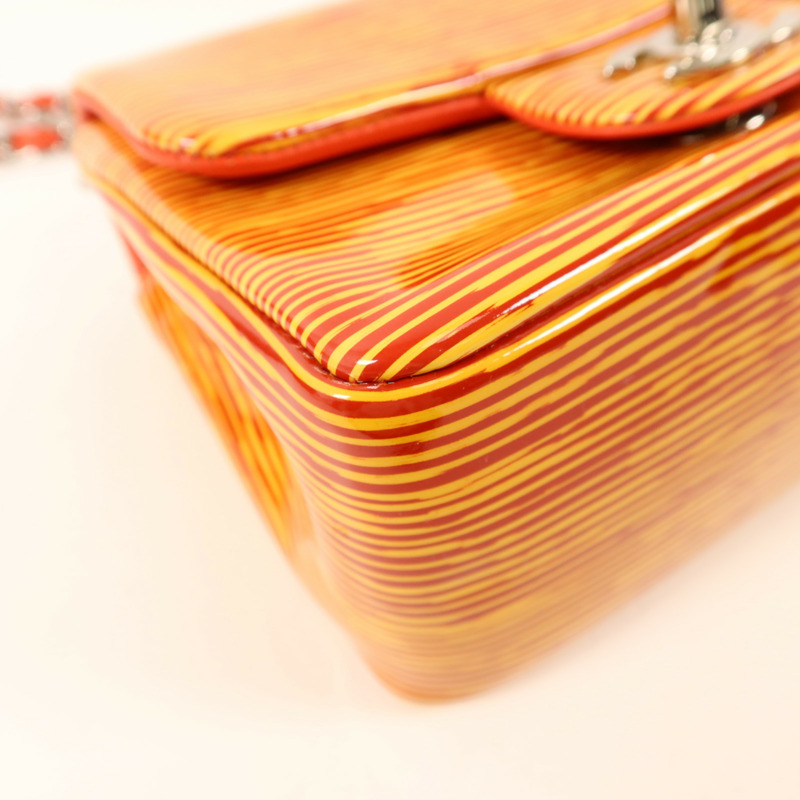 CHANEL 漆皮皮革Mini Classic 17銀扣鏈帶肩背袋-12