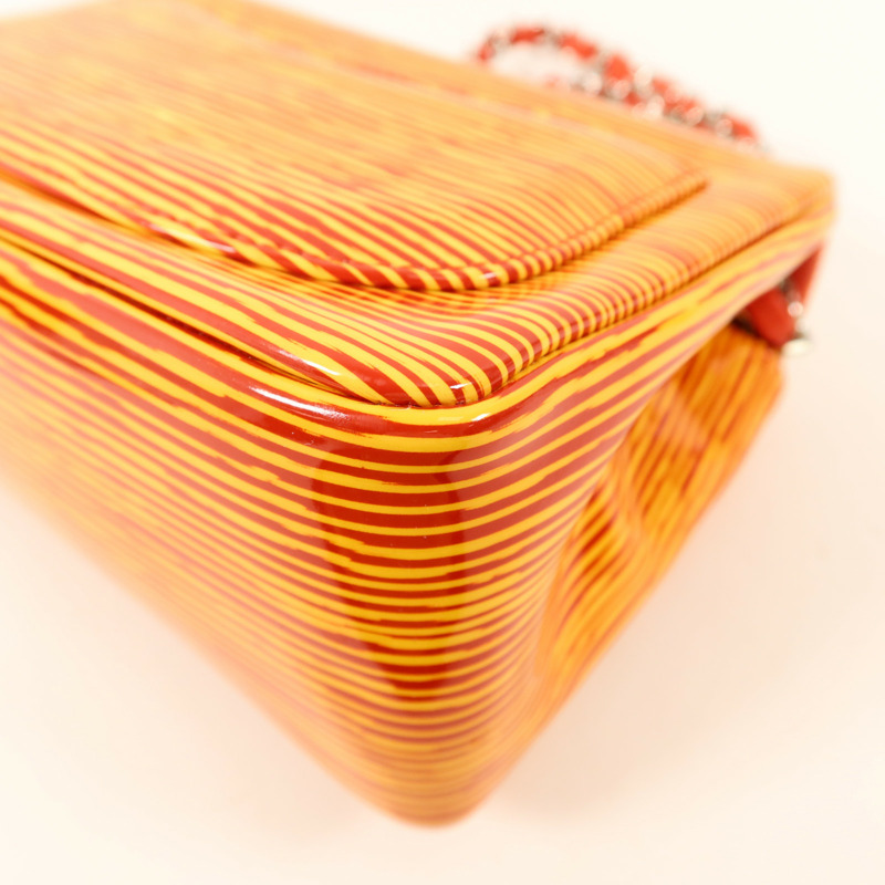 CHANEL 漆皮皮革Mini Classic 17銀扣鏈帶肩背袋-13