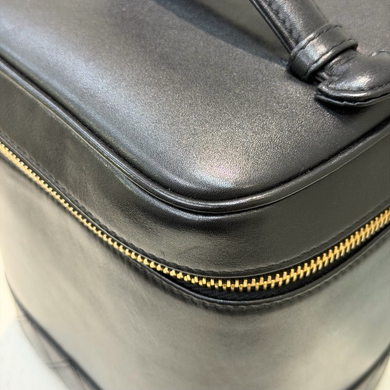 CHANEL 黑金色化妝盒 XB888-35