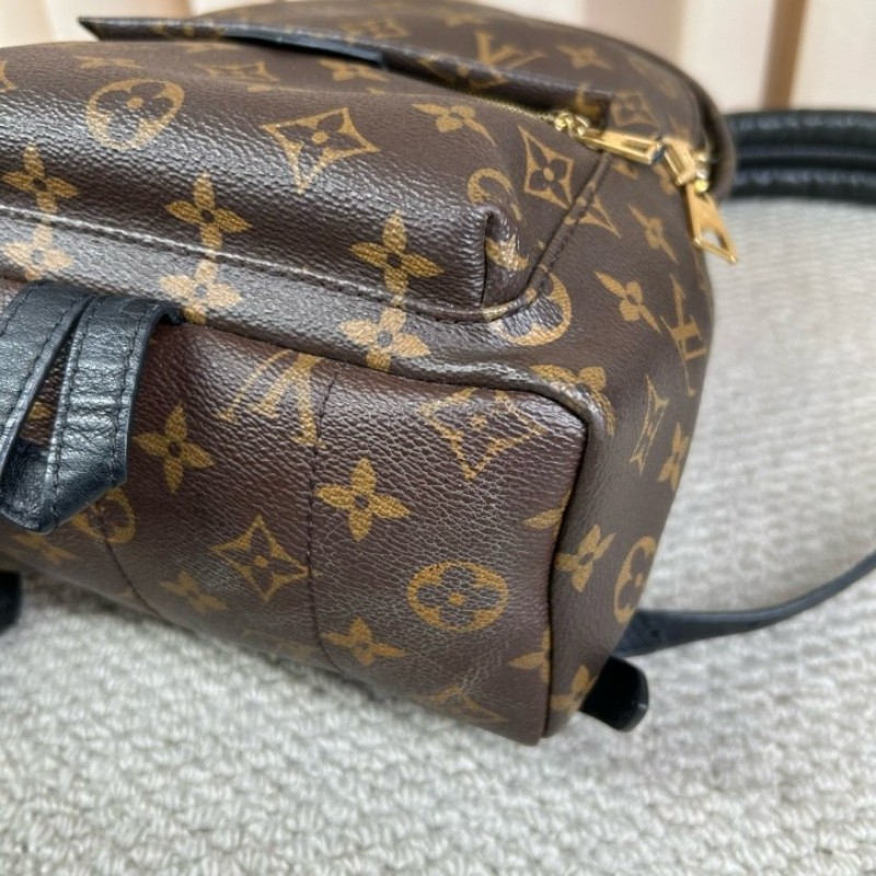 LV路易威登Palm Springs老花雙肩包 經典老花圖案 百搭不挑人 容量日常剛好 日常通勤、出門都很有氣質-9