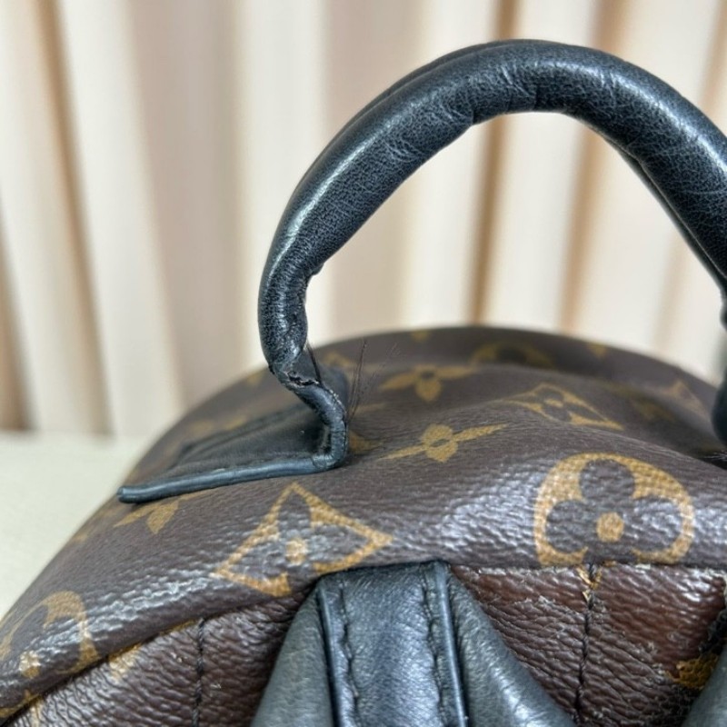 LV路易威登Palm Springs老花雙肩包 經典老花圖案 百搭不挑人 容量日常剛好 日常通勤、出門都很有氣質-16