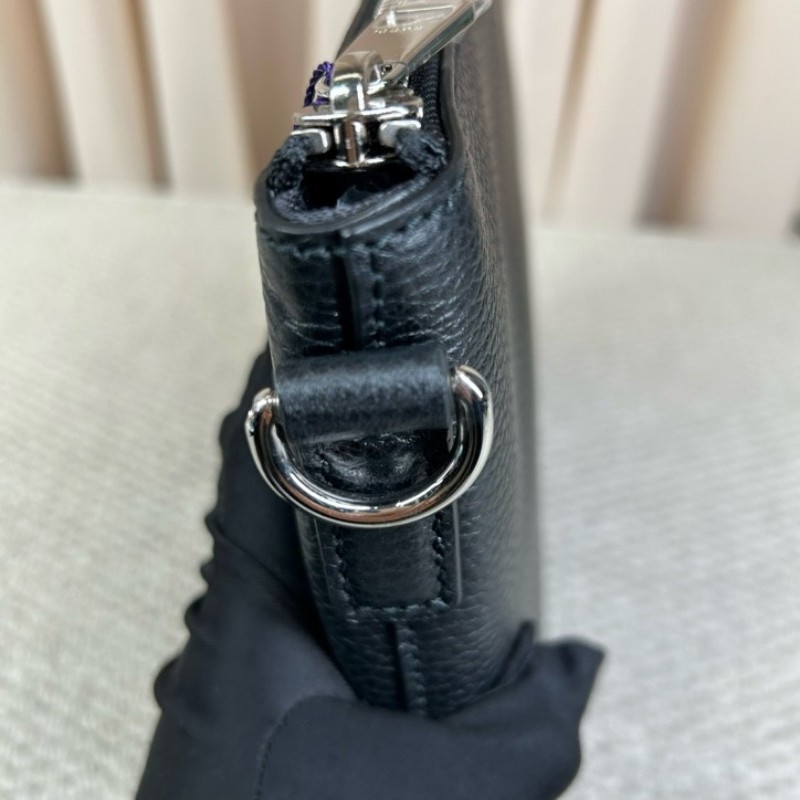 Gucci古馳黑色顆粒牛皮手拿包 簡約大方 皮質柔軟 容量很實用 有手拎繩 商務休閒都合適-16