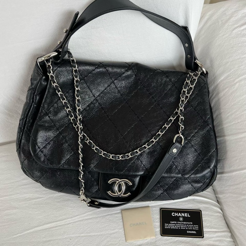 Chanel 黑銀牛皮寬肩帶hobo  卡標齊全 可以放下電腦的尺寸 搭配長鏈條⛓️可以斜挎 14開 尺寸約38x26-0