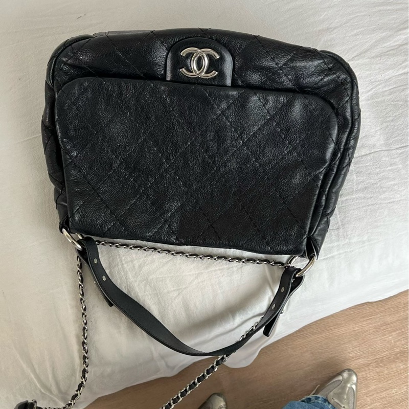 Chanel 黑銀牛皮寬肩帶hobo  卡標齊全 可以放下電腦的尺寸 搭配長鏈條⛓️可以斜挎 14開 尺寸約38x26-1