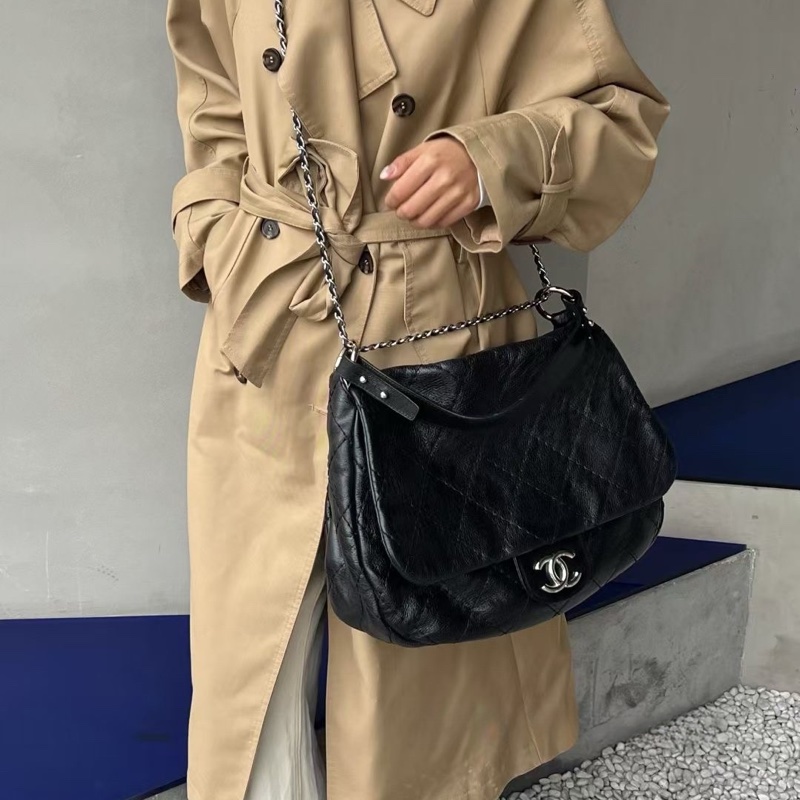 Chanel 黑銀牛皮寬肩帶hobo  卡標齊全 可以放下電腦的尺寸 搭配長鏈條⛓️可以斜挎 14開 尺寸約38x26-2