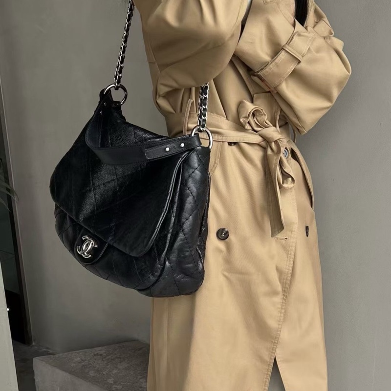 Chanel 黑銀牛皮寬肩帶hobo  卡標齊全 可以放下電腦的尺寸 搭配長鏈條⛓️可以斜挎 14開 尺寸約38x26-3