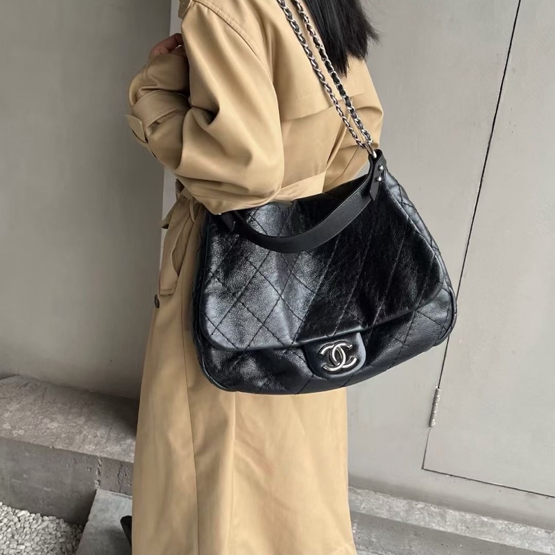 Chanel 黑銀牛皮寬肩帶hobo  卡標齊全 可以放下電腦的尺寸 搭配長鏈條⛓️可以斜挎 14開 尺寸約38x26-4