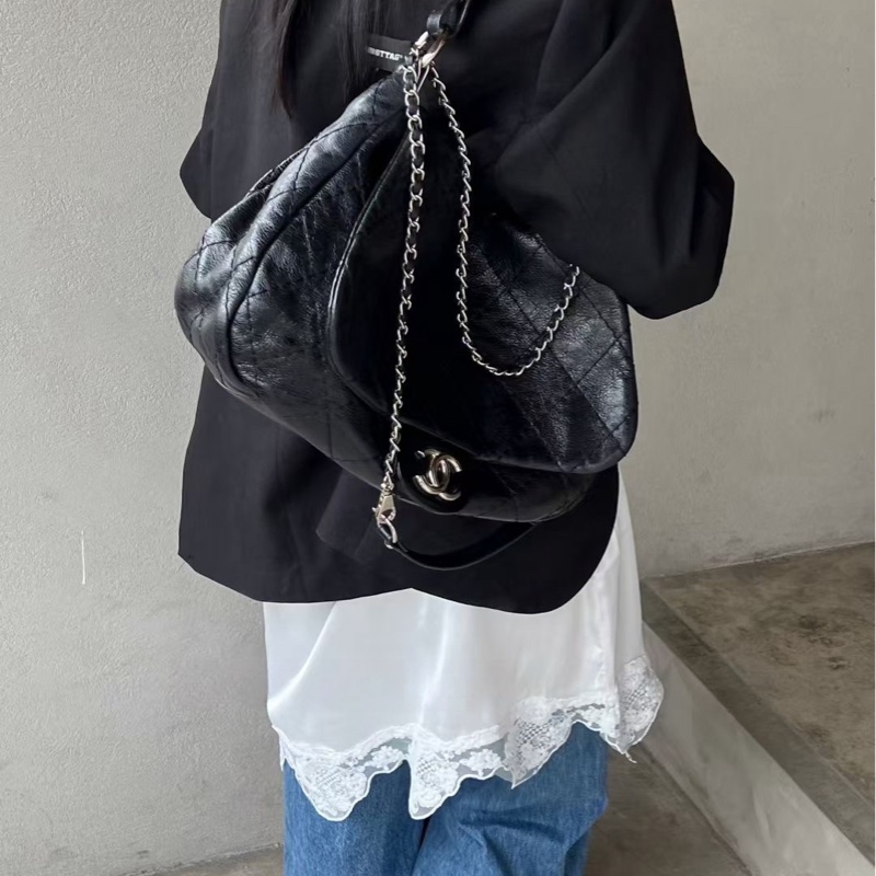 Chanel 黑銀牛皮寬肩帶hobo  卡標齊全 可以放下電腦的尺寸 搭配長鏈條⛓️可以斜挎 14開 尺寸約38x26-5