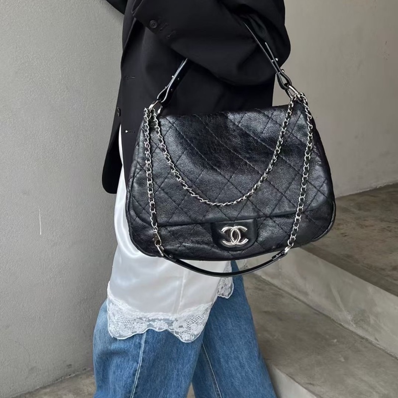 Chanel 黑銀牛皮寬肩帶hobo  卡標齊全 可以放下電腦的尺寸 搭配長鏈條⛓️可以斜挎 14開 尺寸約38x26-6