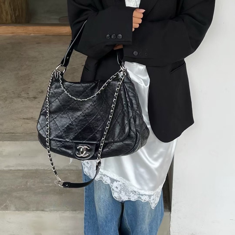 Chanel 黑銀牛皮寬肩帶hobo  卡標齊全 可以放下電腦的尺寸 搭配長鏈條⛓️可以斜挎 14開 尺寸約38x26-7