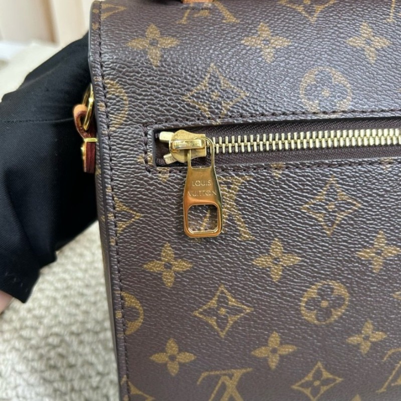 LV路易威登老花郵差包 經典Monogram配色 金色五金，肩帶可調節 單肩斜挎手提都ok 日常百搭容量實用-19