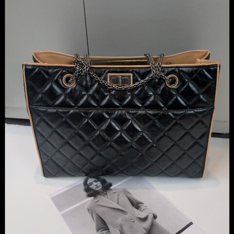 Chanel 霧銀鍊方釦黑油蠟皮革大托特包