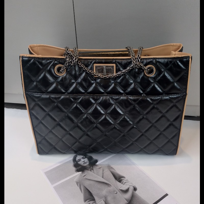 Chanel 霧銀鍊方釦黑油蠟皮革大托特包-0