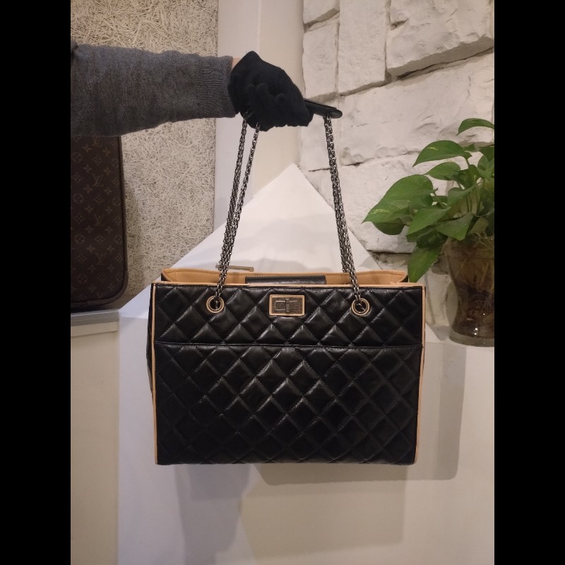 Chanel 霧銀鍊方釦黑油蠟皮革大托特包-2