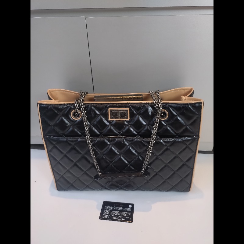 Chanel 霧銀鍊方釦黑油蠟皮革大托特包-3