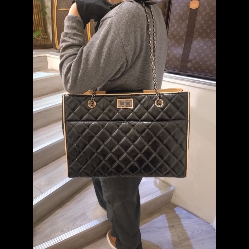 Chanel 霧銀鍊方釦黑油蠟皮革大托特包-4