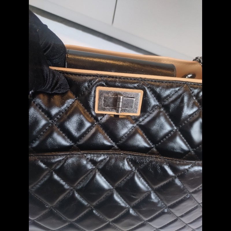 Chanel 霧銀鍊方釦黑油蠟皮革大托特包-5