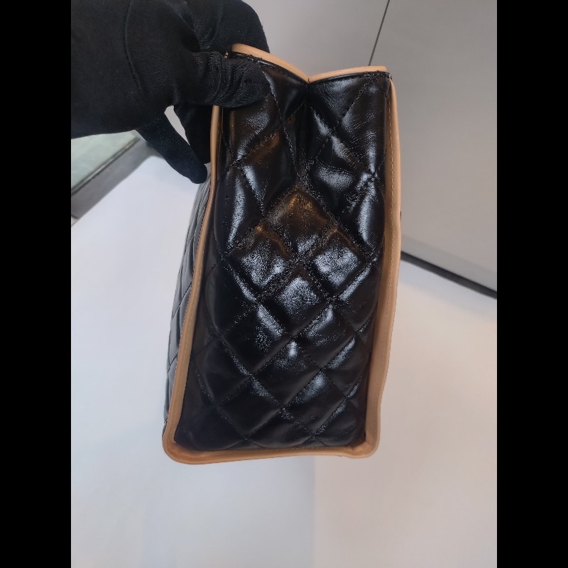 Chanel 霧銀鍊方釦黑油蠟皮革大托特包-7