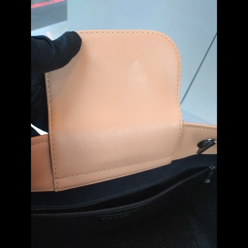 Chanel 霧銀鍊方釦黑油蠟皮革大托特包-10