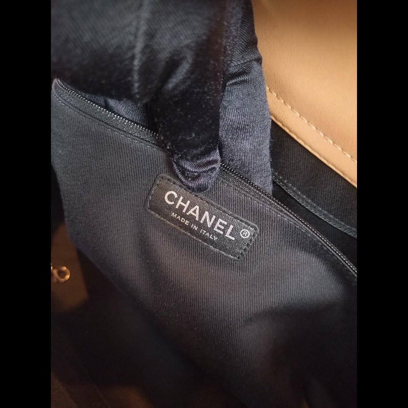 Chanel 霧銀鍊方釦黑油蠟皮革大托特包-11