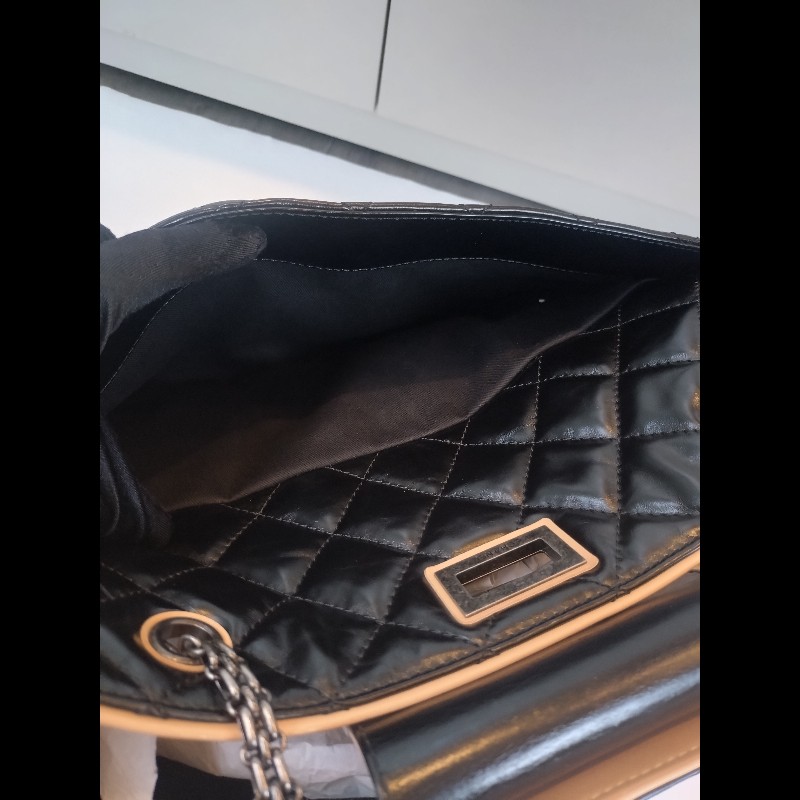 Chanel 霧銀鍊方釦黑油蠟皮革大托特包-12