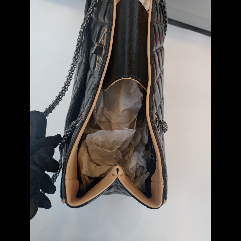 Chanel 霧銀鍊方釦黑油蠟皮革大托特包-13