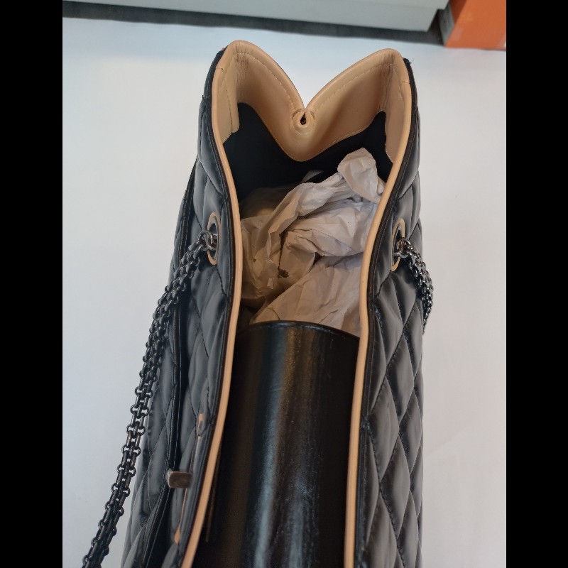 Chanel 霧銀鍊方釦黑油蠟皮革大托特包-16