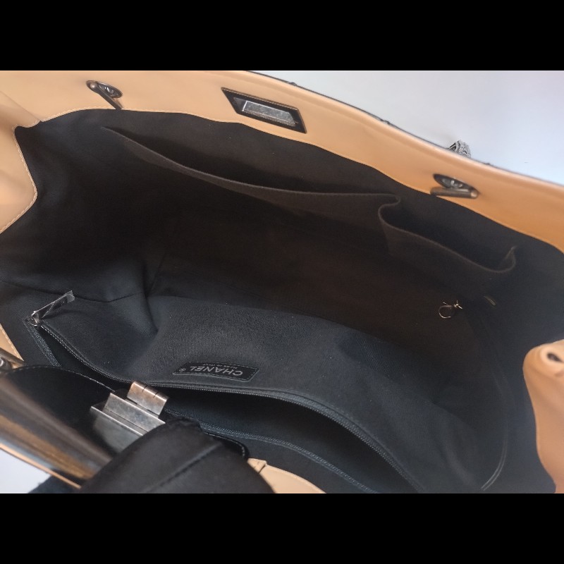 Chanel 霧銀鍊方釦黑油蠟皮革大托特包-17