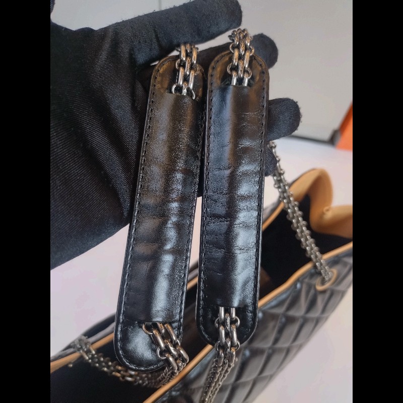 Chanel 霧銀鍊方釦黑油蠟皮革大托特包-21