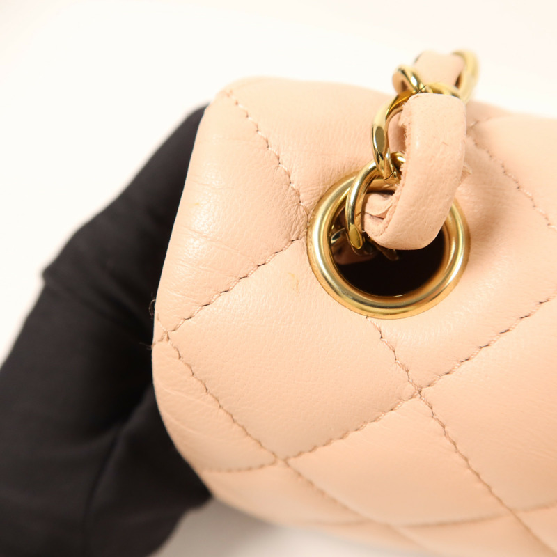 CHANEL 牛皮皮革Mini Classic 20金扣鏈帶肩背袋-16