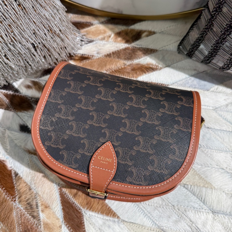 CELINE 滿版LOGO凱旋門馬鞍斜背包*咖啡色-1