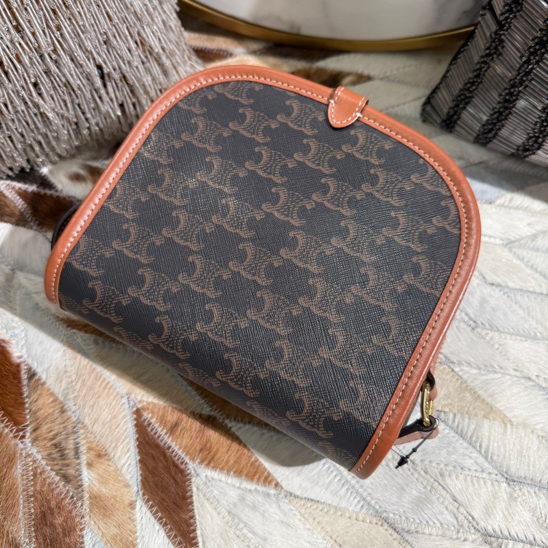 CELINE 滿版LOGO凱旋門馬鞍斜背包*咖啡色-2