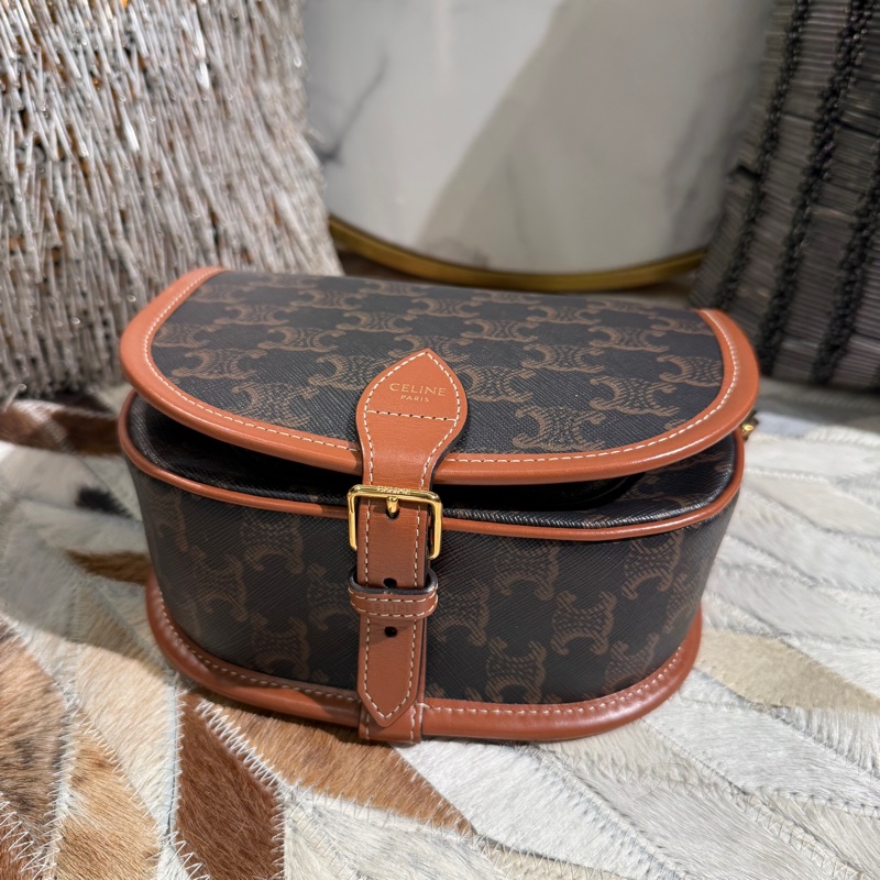 CELINE 滿版LOGO凱旋門馬鞍斜背包*咖啡色-3
