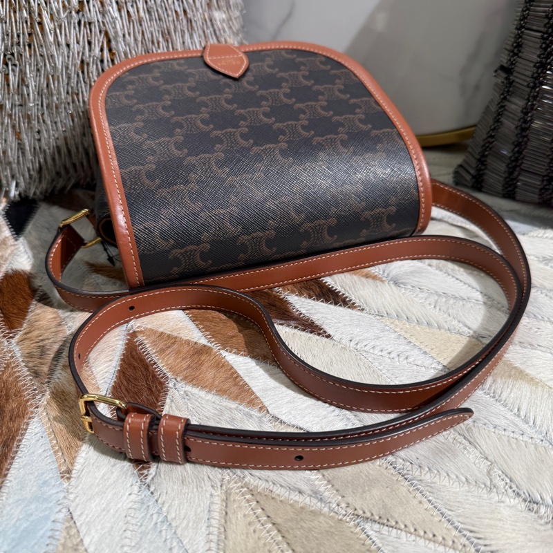 CELINE 滿版LOGO凱旋門馬鞍斜背包*咖啡色-4