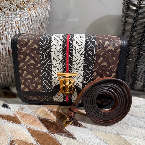 BURBERRY滿版LOGOTB釦翻蓋斜背包