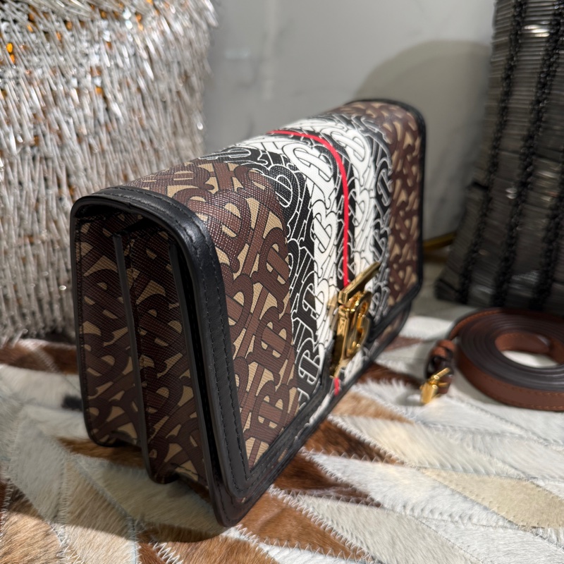 BURBERRY滿版LOGOTB釦翻蓋斜背包-1