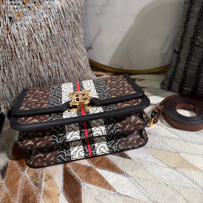 BURBERRY滿版LOGOTB釦翻蓋斜背包-3