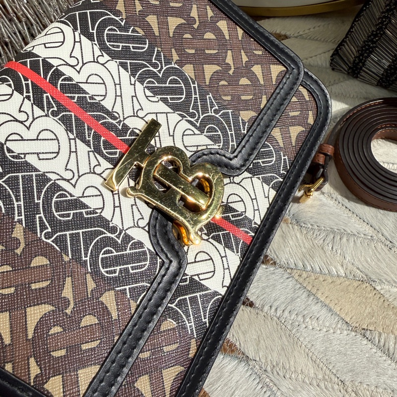 BURBERRY滿版LOGOTB釦翻蓋斜背包-4