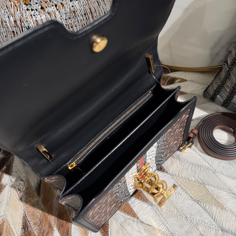 BURBERRY滿版LOGOTB釦翻蓋斜背包-5