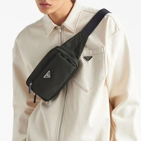🆕普拉達Prada黑色Re-Nylon And Saffiano胸口腰包2VL977
