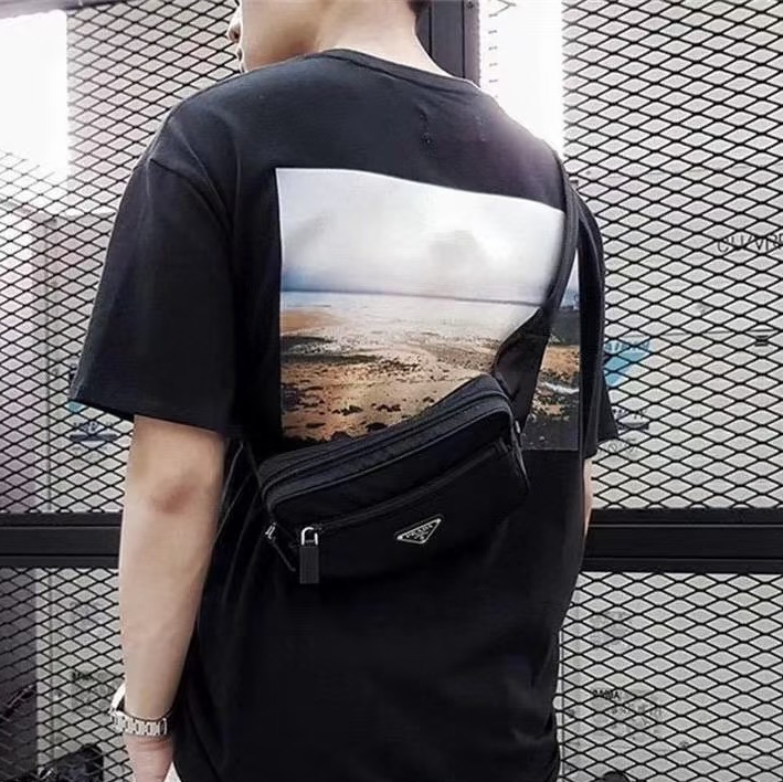 🆕普拉達Prada黑色Re-Nylon And Saffiano胸口腰包2VL977-3