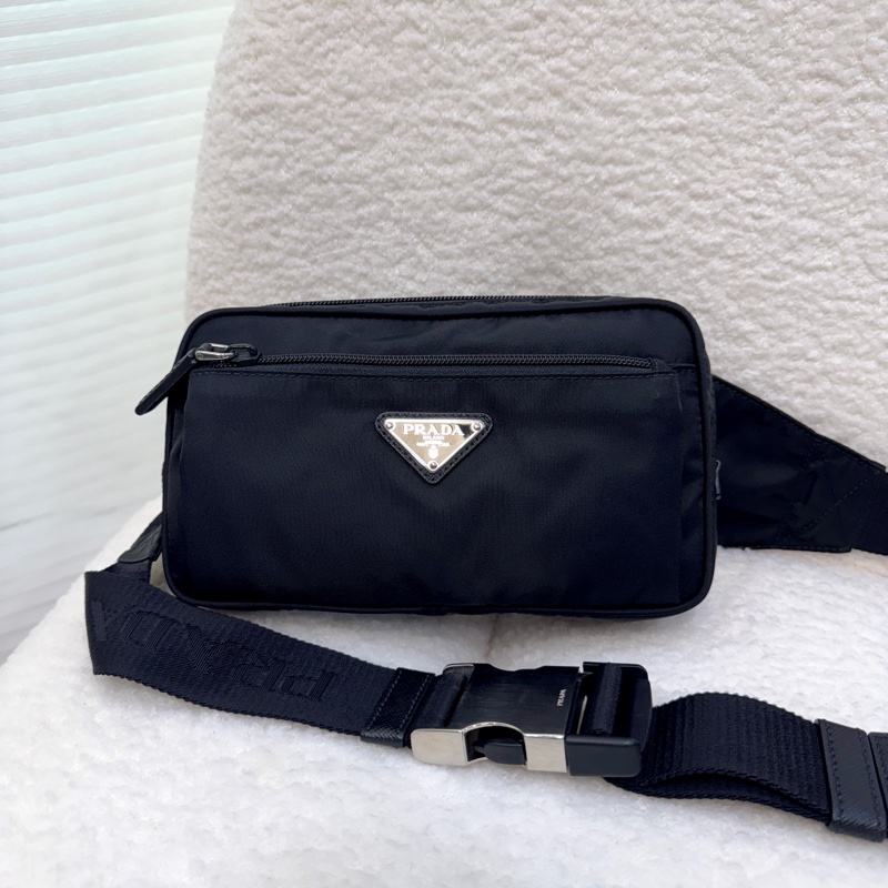 🆕普拉達Prada黑色Re-Nylon And Saffiano胸口腰包2VL977-8
