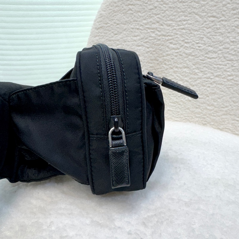 🆕普拉達Prada黑色Re-Nylon And Saffiano胸口腰包2VL977-10