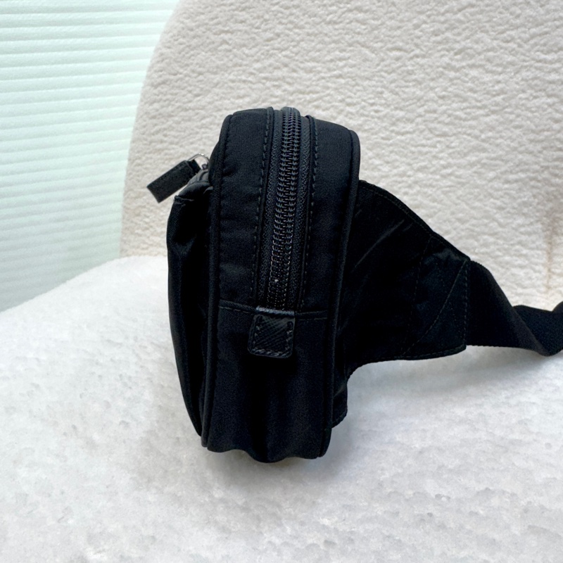 🆕普拉達Prada黑色Re-Nylon And Saffiano胸口腰包2VL977-11