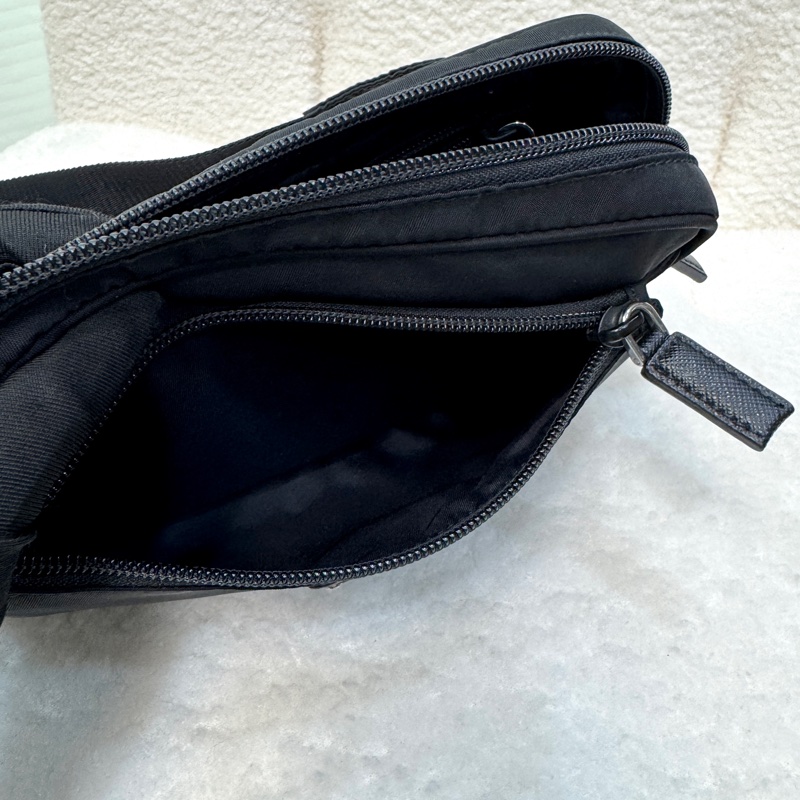 🆕普拉達Prada黑色Re-Nylon And Saffiano胸口腰包2VL977-14