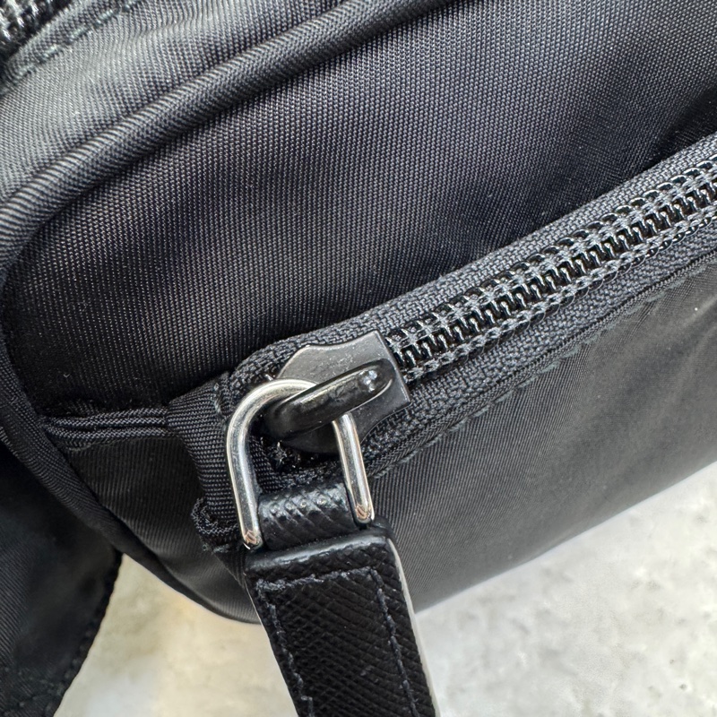 🆕普拉達Prada黑色Re-Nylon And Saffiano胸口腰包2VL977-22