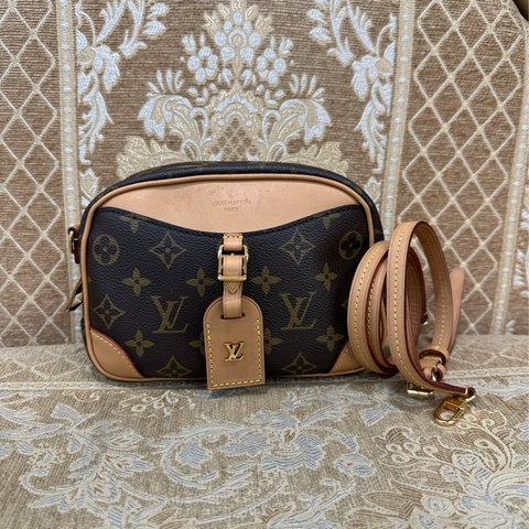LV 原花金釦Deauville Mini前口袋吊牌ㄇ拉斜背相機包M45528