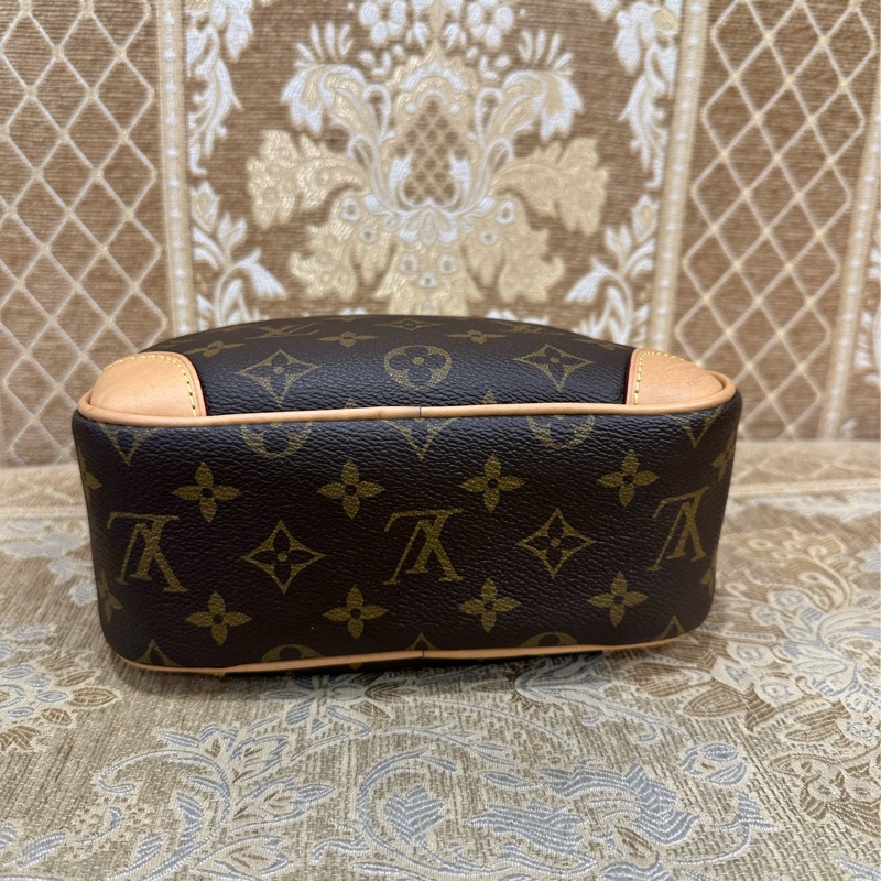 LV 原花金釦Deauville Mini前口袋吊牌ㄇ拉斜背相機包M45528-4